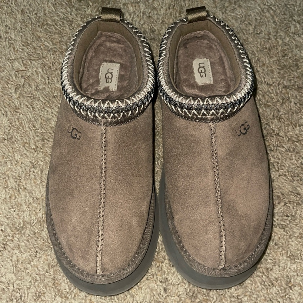 Selling these cute brand new tazz platform Ugg slippers size 8.